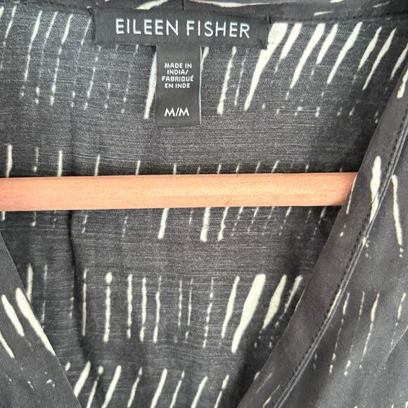 Eileen Fisher Silk Top M Black Cream V neck Blouse Shirt Capsule Minimalist - Picture 4 of 5